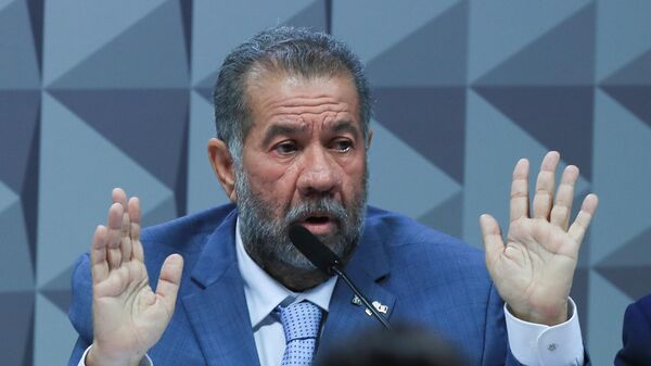 Ex-ministro da da Previdência Social Carlos Lupi responde à perguntas durante a Comissão Parlamentar Mista de Inquérito (CPMI) do INSS, em 8 de setembro de 2025 - Sputnik Brasil