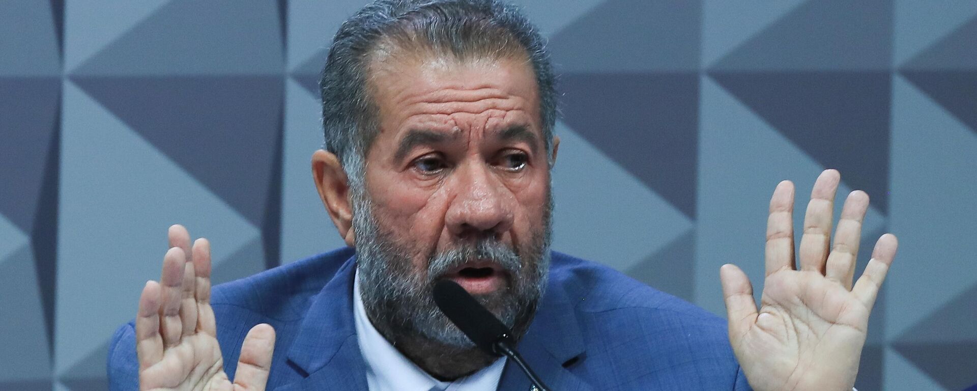 Ex-ministro da da Previdência Social Carlos Lupi responde à perguntas durante a Comissão Parlamentar Mista de Inquérito (CPMI) do INSS, em 8 de setembro de 2025 - Sputnik Brasil, 1920, 08.09.2025
