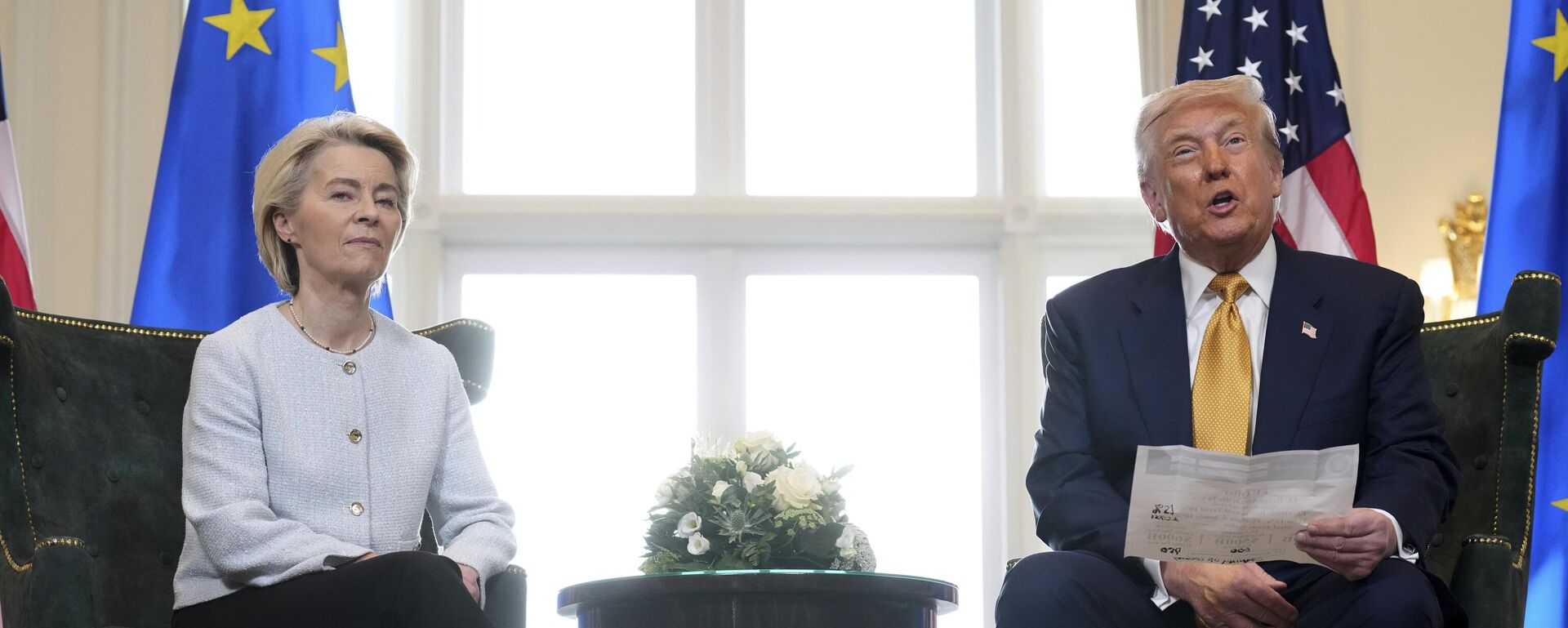  President Donald Trump reads from a paper and European Commission President Ursula von der Leyen listens after reaching a trade deal between the U.S. and the EU at the Trump Turnberry golf course in Turnberry, Scotland Sunday, July 27, 2025.  - Sputnik Brasil, 1920, 09.12.2025