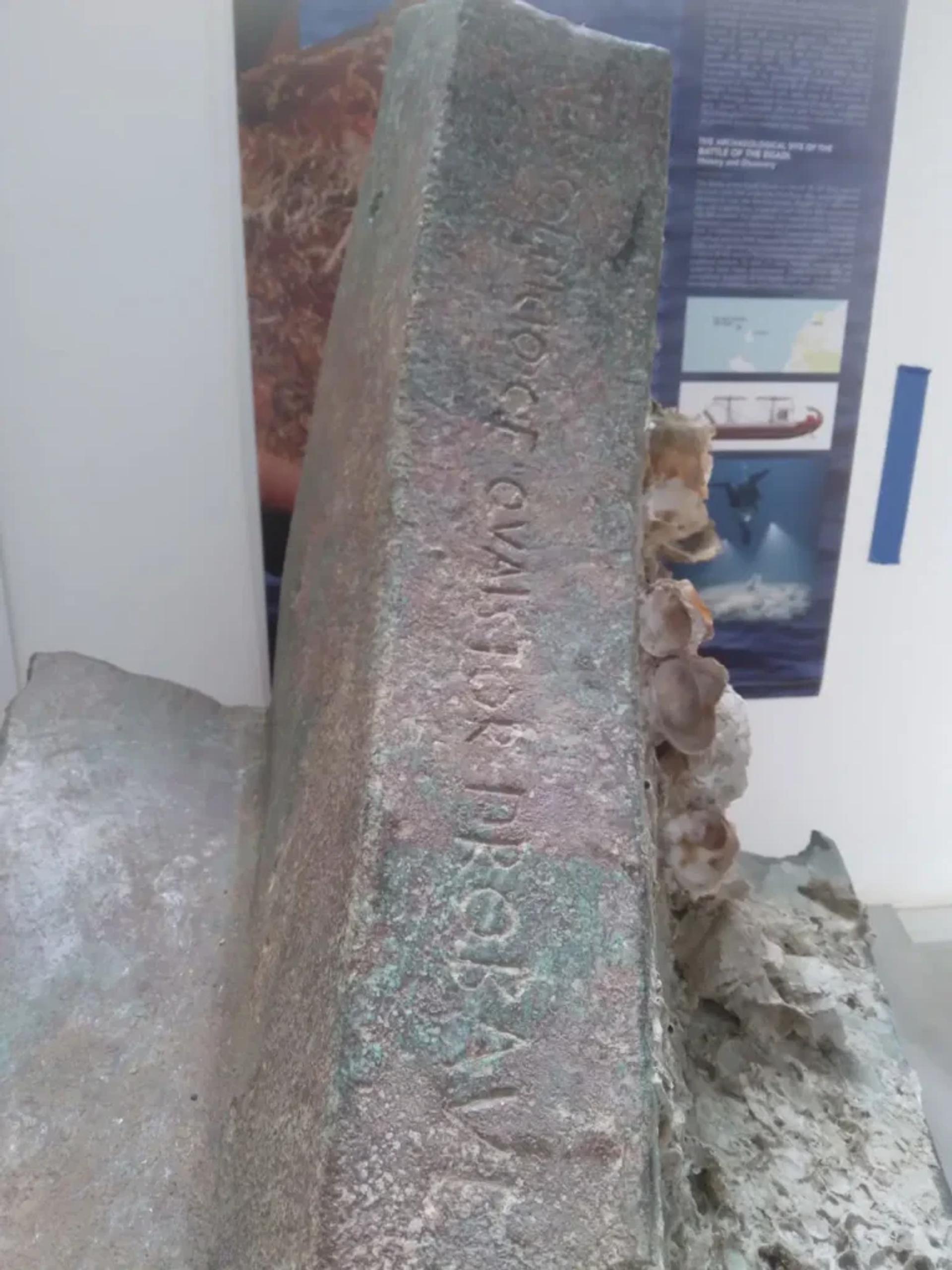 Aríete marítimo de bronze contra navios inimigos