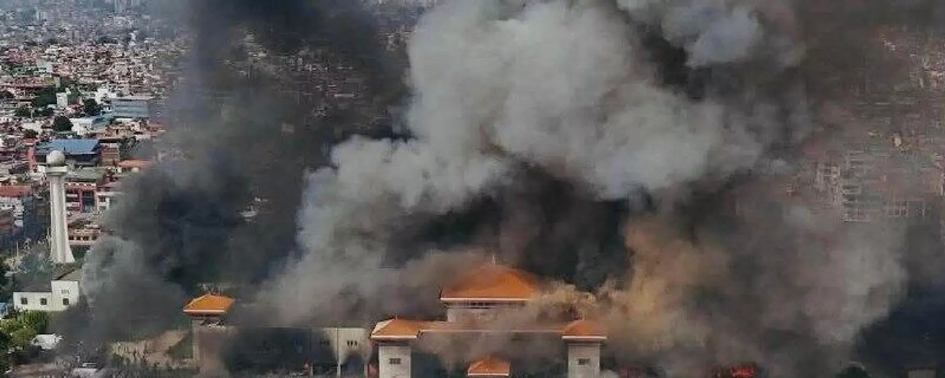 Esposa do ex-primeiro-ministro do Nepal morre após ataque de manifestantes à sua residência, informa portal - Sputnik Brasil, 1920, 09.09.2025