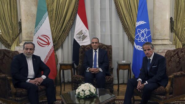 O ministro das Relações Exteriores do Egito, Badr Abdelatty (centro), encontra-se com seu homólogo iraniano, Abbas Araghchi (à esq.), e o diretor-geral da Agência Internacional de Energia Atômica (AIEA), Rafael Grossi (à dir.), no Palácio Tahrir, no Cairo, Egito, em 9 de setembro de 2025 - Sputnik Brasil