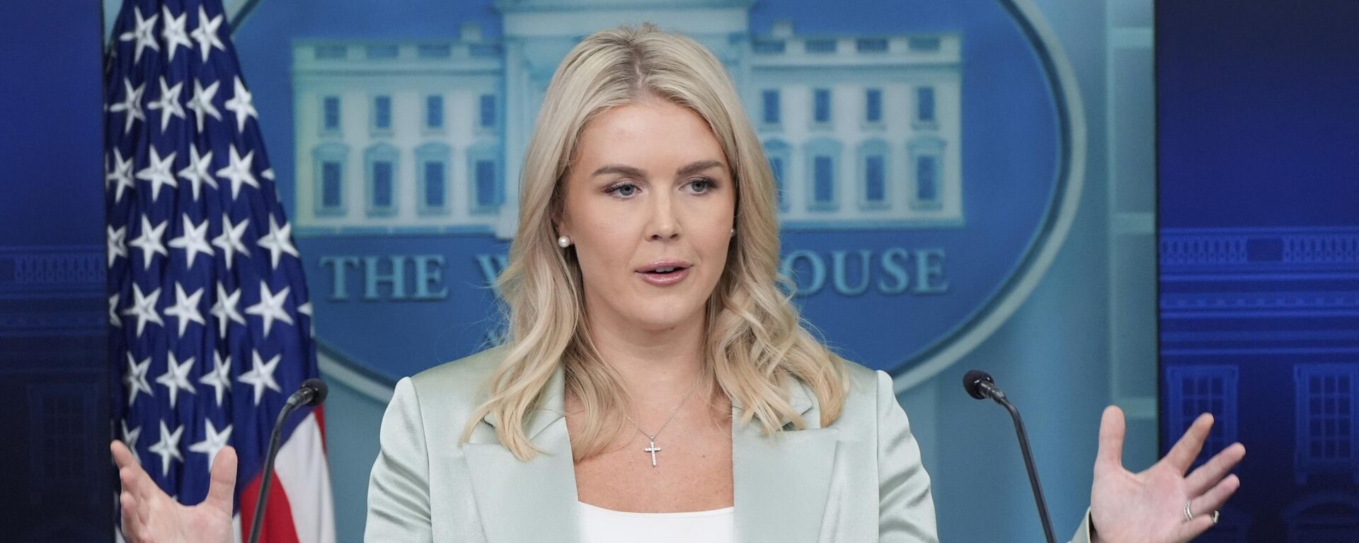 A porta-voz da Casa Branca, Karoline Leavitt, fala com repórteres na Sala de Imprensa James Brady, na Casa Branca, em 9 de setembro de 2025, em Washington - Sputnik Brasil, 1920, 09.09.2025