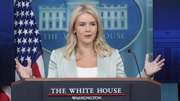 A porta-voz da Casa Branca, Karoline Leavitt, fala com repórteres na Sala de Imprensa James Brady, na Casa Branca, em 9 de setembro de 2025, em Washington - Sputnik Brasil