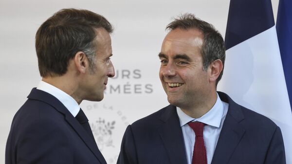 O presidente da França, Emmanuel Macron (à esq.), conversa com o então ministro da Defesa, Sébastien Lecornu (à dir.), em 13 de julho de 2025 - Sputnik Brasil