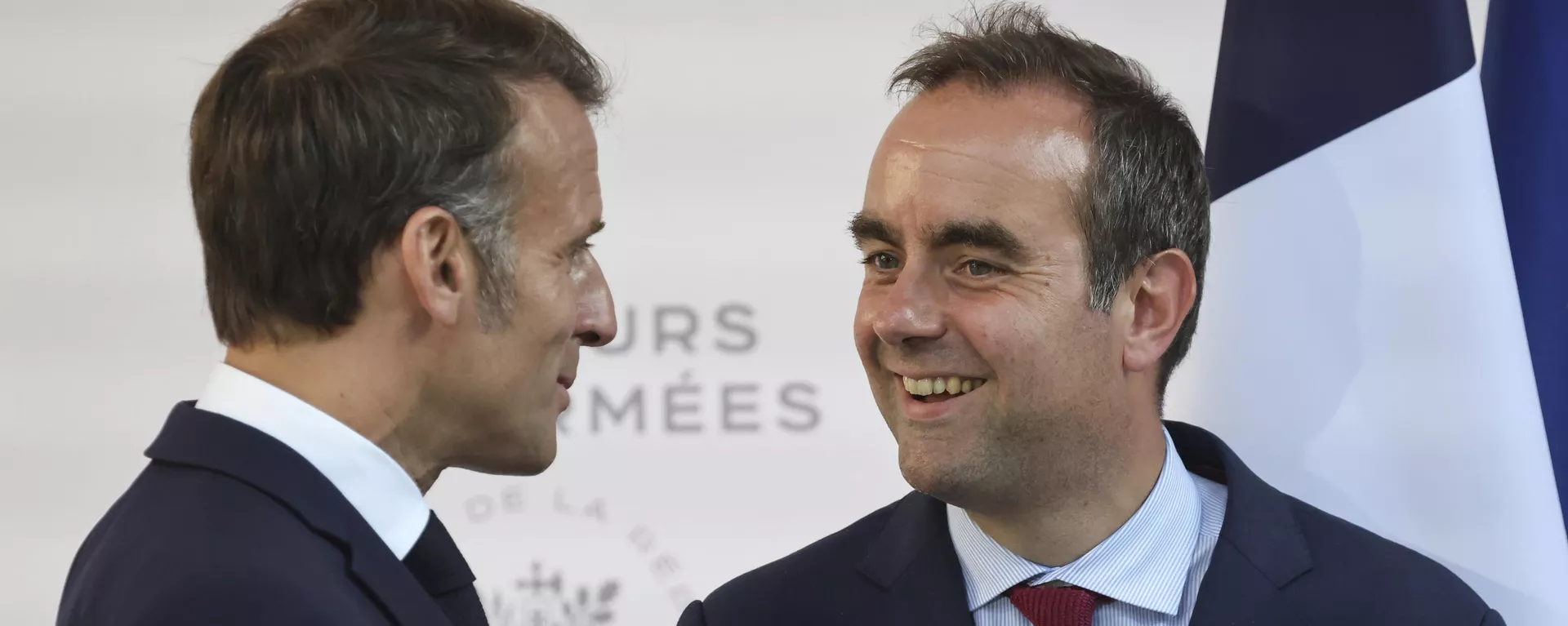 O presidente da França, Emmanuel Macron (à esq.), conversa com o então ministro da Defesa, Sébastien Lecornu (à dir.), em 13 de julho de 2025 - Sputnik Brasil, 1920, 06.10.2025