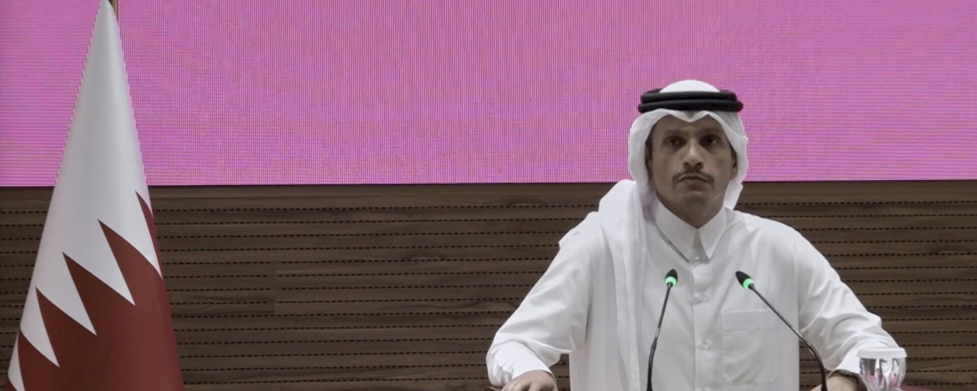O primeiro-ministro e ministro das Relações Exteriores do Catar, sheikh Mohammed bin Abdulrahman bin Jassim Al Thani, fala à imprensa em Doha, Catar, em 9 de setembro de 2025, após ataques de Israel - Sputnik Brasil, 1920, 09.09.2025