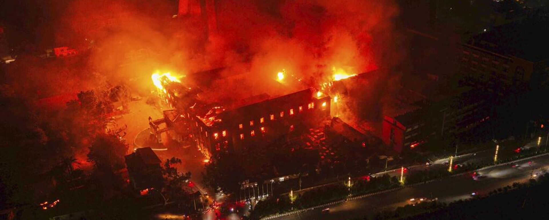 Chamas saem da residência do presidente do Nepal, Ram Chandra Poudel, após ter sido incendiada por manifestantes durante um protesto contra a proibição das redes sociais e a corrupção em Nepal - Sputnik Brasil, 1920, 10.09.2025