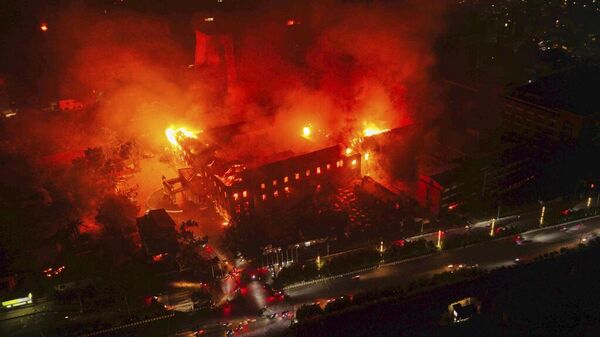 Chamas saem da residência do presidente do Nepal, Ram Chandra Poudel, após ter sido incendiada por manifestantes durante um protesto contra a proibição das redes sociais e a corrupção em Nepal - Sputnik Brasil