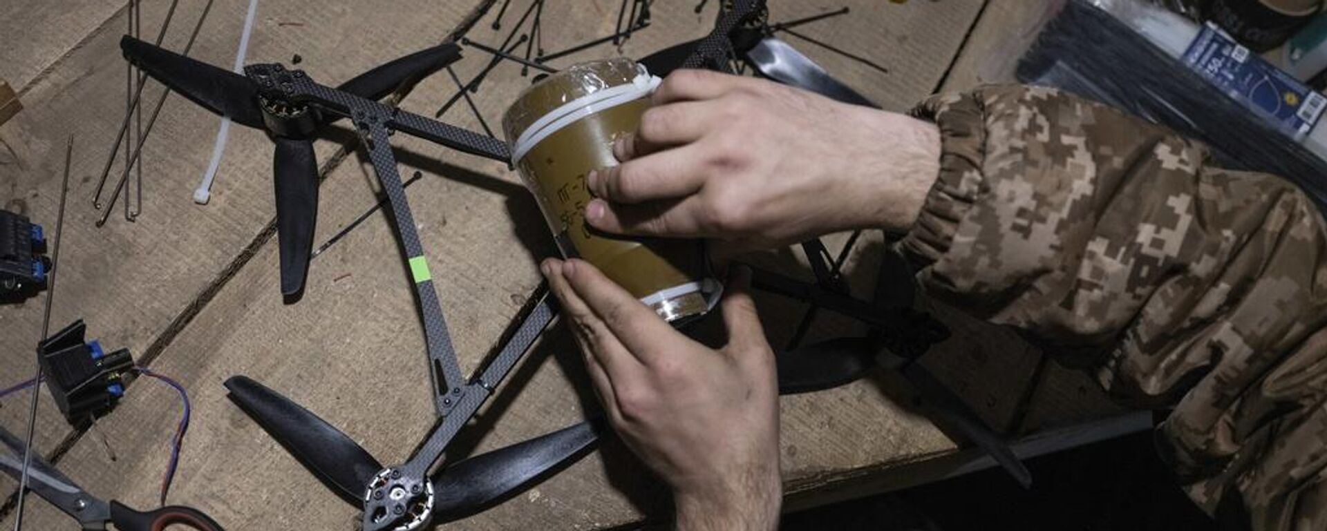 Nesta foto fornecida pelo serviço de imprensa da 93ª Brigada Mecanizada Separada de Kholodny Yar da Ucrânia, um soldado em um abrigo se prepara para disparar drones FPV em direção a posições russas em um abrigo na direção de Kramatorsk, região de Donetsk, 22 de março de 2025 - Sputnik Brasil, 1920, 10.09.2025