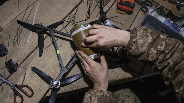 Nesta foto fornecida pelo serviço de imprensa da 93ª Brigada Mecanizada Separada de Kholodny Yar da Ucrânia, um soldado em um abrigo se prepara para disparar drones FPV em direção a posições russas em um abrigo na direção de Kramatorsk, região de Donetsk, 22 de março de 2025 - Sputnik Brasil