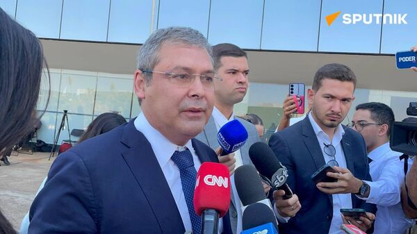 Recado: 'Aqueles que votarem a favor da anistia' estão 'convidados' a deixar o governo, crava líder do PT no Congresso - Sputnik Brasil