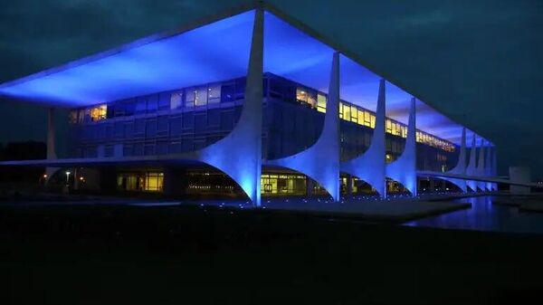 ‼ Homem tenta invadir Palácio do Planalto e é atingido por tiros de borracha - Sputnik Brasil