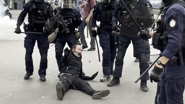 Protestos em massa sob o lema bloqueiem tudo em Paris, na França. As greves são causadas por uma onda de descontentamento público com as medidas de austeridade propostas pelo governo - Sputnik Brasil
