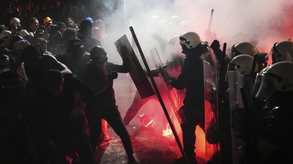 Manifestantes antigovernamentais entram em confronto com a polícia durante um protesto na cidade de Novi Sad, no norte da Sérvia, sexta-feira, 5 de setembro de 2025 - Sputnik Brasil
