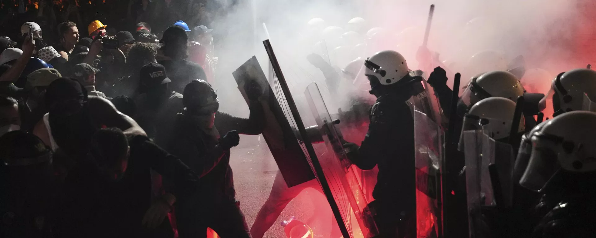 Manifestantes antigovernamentais entram em confronto com a polícia durante um protesto na cidade de Novi Sad, no norte da Sérvia, sexta-feira, 5 de setembro de 2025 - Sputnik Brasil, 1920, 10.09.2025