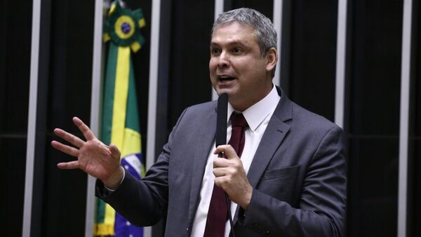 Deputado federal e líder do PT na Câmara, Lindbergh Farias (PT-RJ), durante sessão no Congresso Nacional em Brasília. 26 de agosto de 2025 - Sputnik Brasil