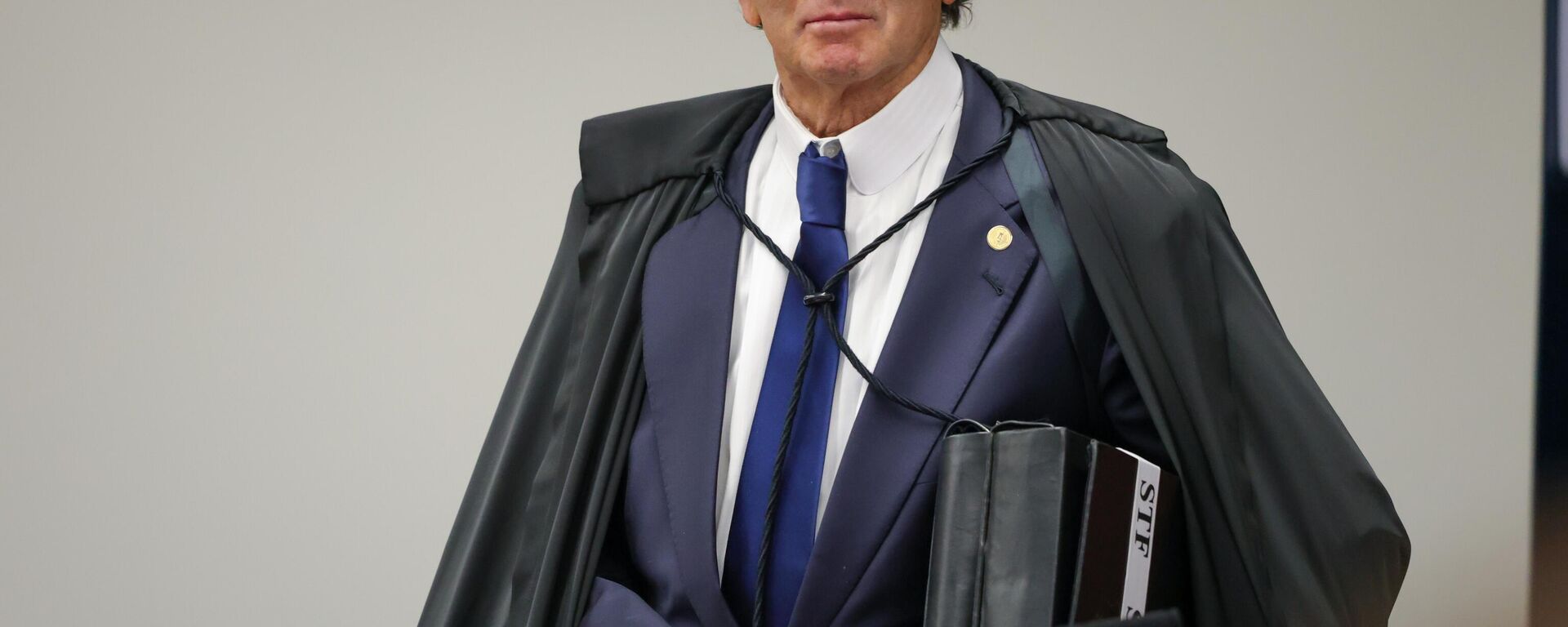 O ministro Luiz Fux chega para proferir seu voto na Primeira Turma do Supremo Tribunal Federal (STF) que realiza o quarto dia de julgamento dos réus do Núcleo 1 da trama golpista, formado pelo ex-presidente Jair Bolsonaro e mais sete aliados, Brasília, 10 de setembro de 2025 - Sputnik Brasil, 1920, 11.09.2025