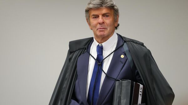 O ministro Luiz Fux chega para proferir seu voto na Primeira Turma do Supremo Tribunal Federal (STF) que realiza o quarto dia de julgamento dos réus do Núcleo 1 da trama golpista, formado pelo ex-presidente Jair Bolsonaro e mais sete aliados, Brasília, 10 de setembro de 2025 - Sputnik Brasil