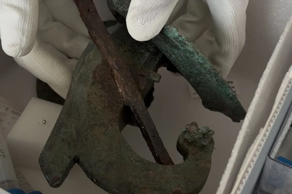 Arqueólogo manuseia a proa do navio romano feita de bronze encontrada durante escavação na Áustria - Sputnik Brasil