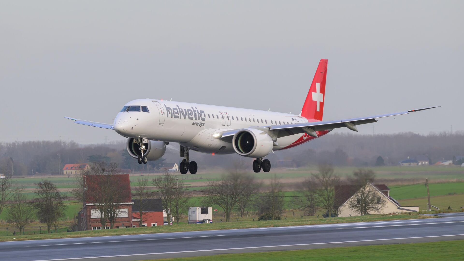 Helvetic Airways HB-AZL Embraer E195-E2 pousa na pista 25L do Aeroporto Internacional de Bruxelas-Zaventem em Zaventem, Bélgica, 20 de dezembro de 2024 Helvetic Airways HB-AZL Embraer E195-E2 pousa na pista 25L do Aeroporto Internacional de Bruxelas-Zaventem em Zaventem, Bélgica, 20 de dezembro de 2024 - Sputnik Brasil, 1920, 11.09.2025