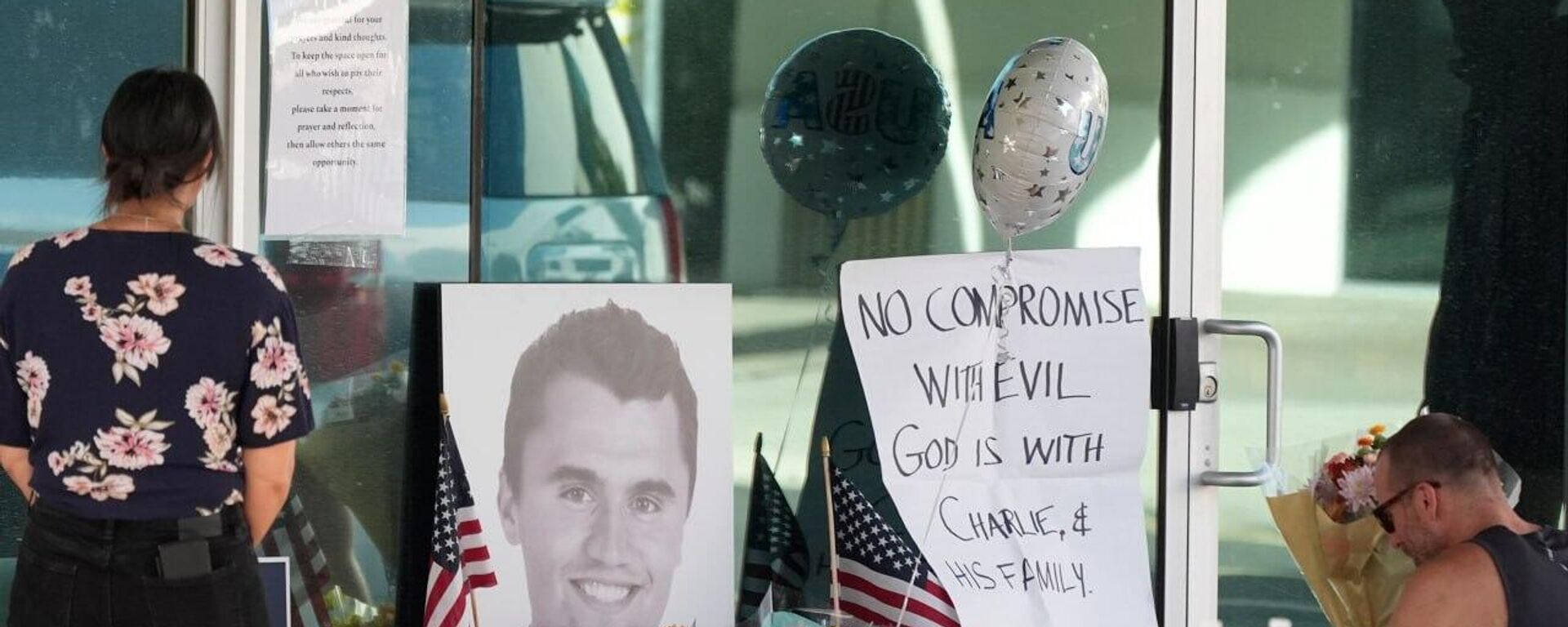 Apoiadores prestam homenagens em um memorial improvisado na sede nacional da Turning Point USA fundada pelo baleado Charlie Kirk - Sputnik Brasil, 1920, 12.09.2025