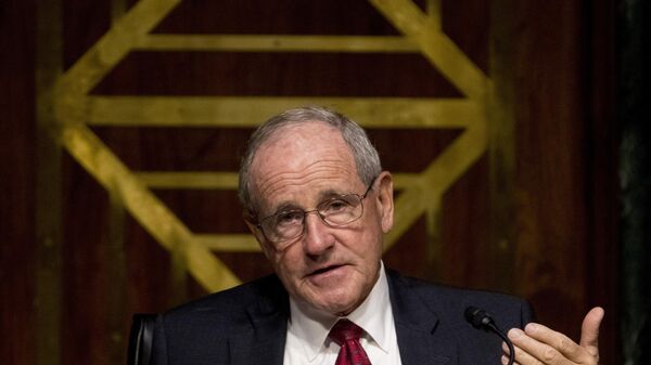 O presidente do Comitê de Relações Exteriores do Senado, senador James Risch, republicano de Idaho, discursa enquanto o representante especial do Departamento de Estado para a Venezuela, o embaixador Elliott Abrams, comparece a uma audiência no Capitólio, Washington, 4 de agosto de 2020 - Sputnik Brasil