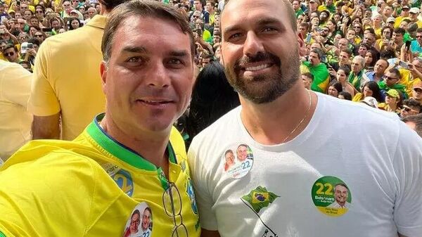 Irmãos Bolsonaro se pronunciam sobre prisão do pai e fazem ameaça - Sputnik Brasil