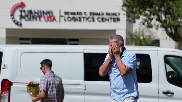 Simpatizantes de Chalie Kirk deixam flores em frente a sede do Turning Point USA em Phoenix, nos EUA, em setembro de 2025 - Sputnik Brasil