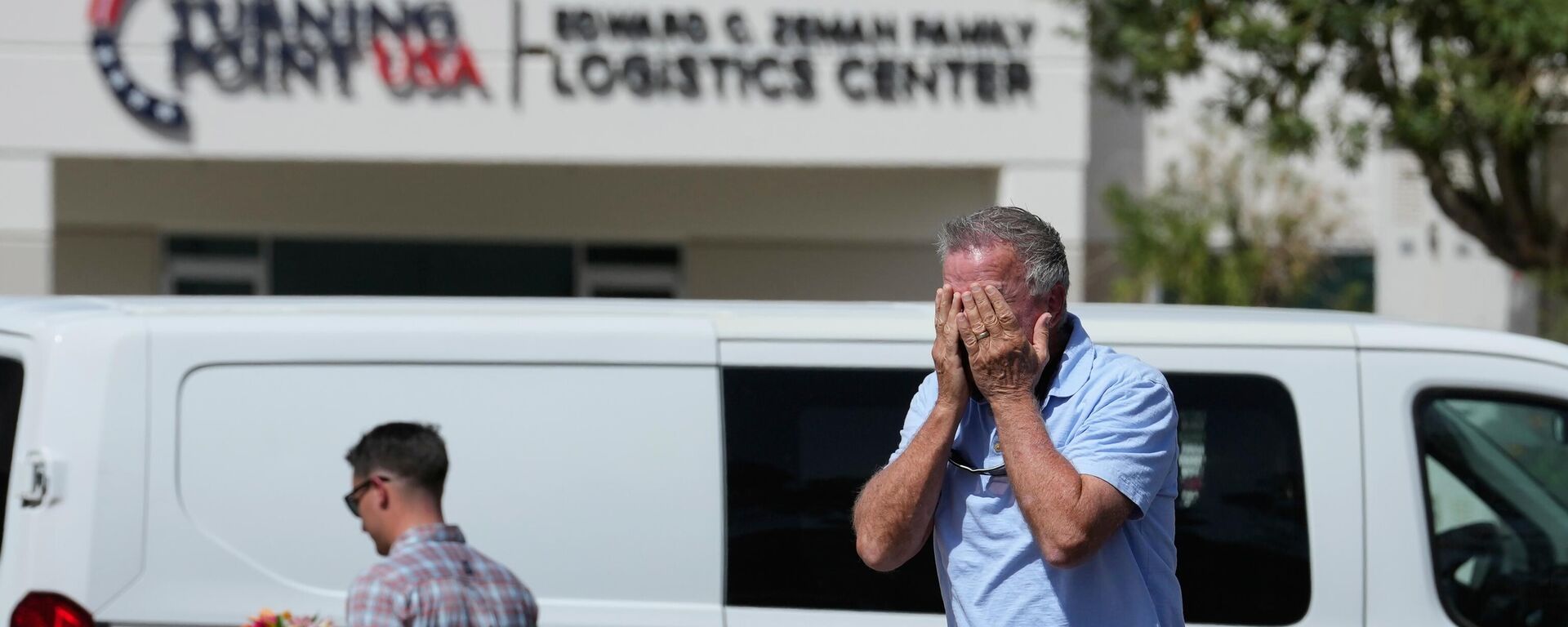 Simpatizantes de Chalie Kirk deixam flores em frente a sede do Turning Point USA em Phoenix, nos EUA, em setembro de 2025 - Sputnik Brasil, 1920, 12.09.2025