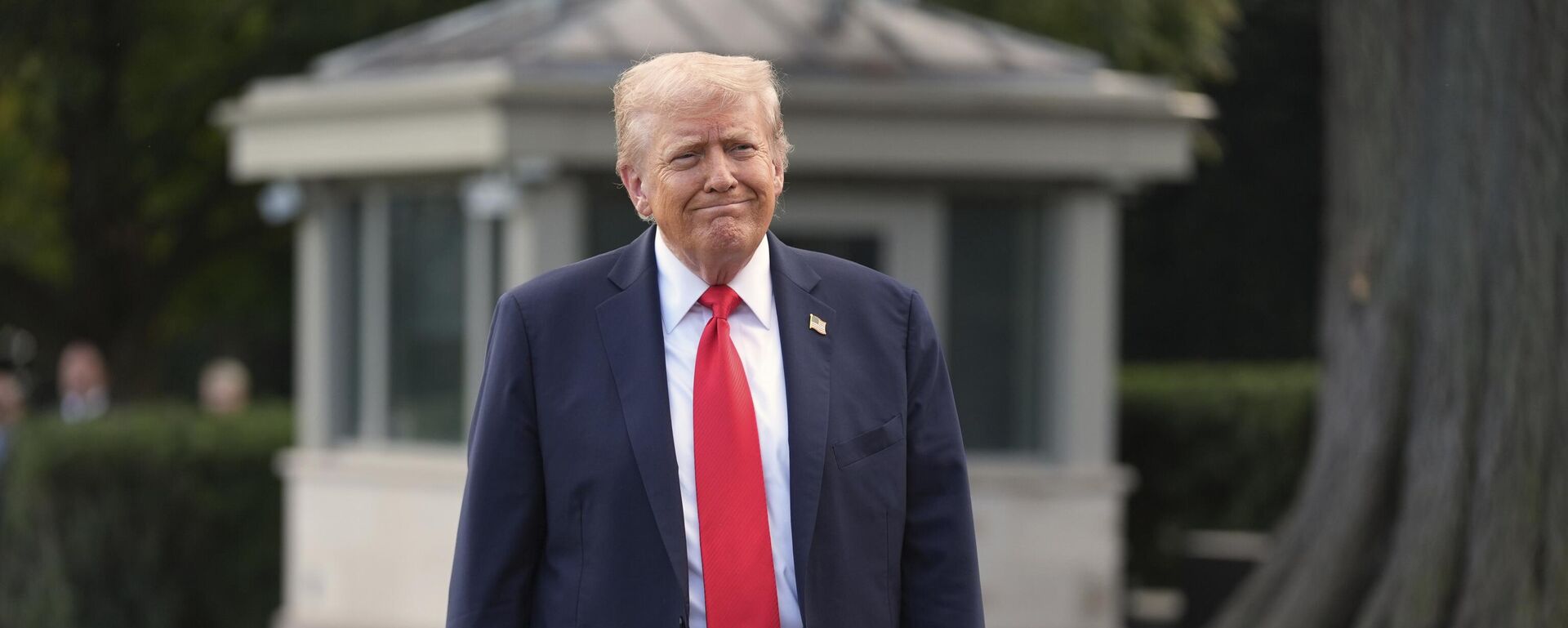 O presidente dos Estados Unidos, Donald Trump, caminha para falar com repórteres antes de embarcar no Marine One no gramado sul da Casa Branca, em setembro de 2025 - Sputnik Brasil, 1920, 13.09.2025