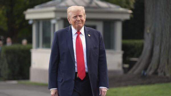 O presidente dos Estados Unidos, Donald Trump, caminha para falar com repórteres antes de embarcar no Marine One no gramado sul da Casa Branca, em setembro de 2025 - Sputnik Brasil