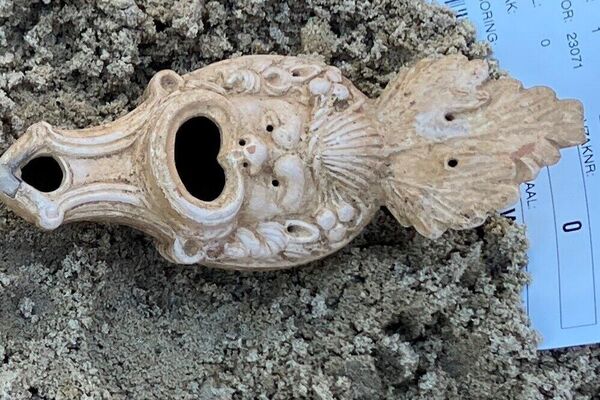 A lâmpada de óleo decorada com máscara romana encontrada em Cuijk - Sputnik Brasil