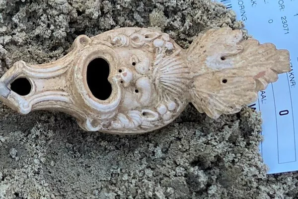 A lâmpada de óleo decorada com máscara romana encontrada em Cuijk - Sputnik Brasil
