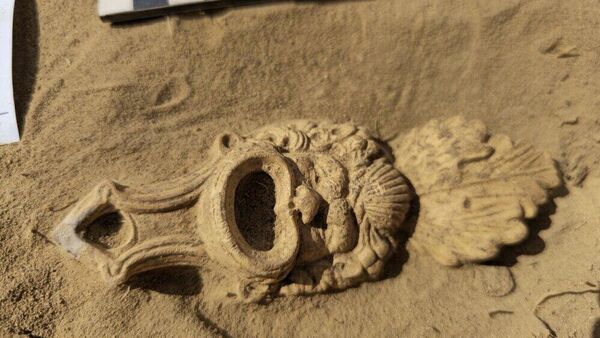 Lâmpada de óleo decorada com máscara romana encontrada em Cuijk, nos Países Baixos - Sputnik Brasil