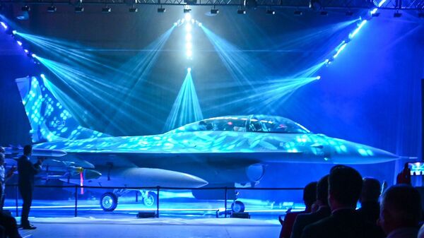 Uma aeronave F-16 das 24 adquiridas pela Argentina durante sua apresentação em fevereiro de 2025 - Sputnik Brasil