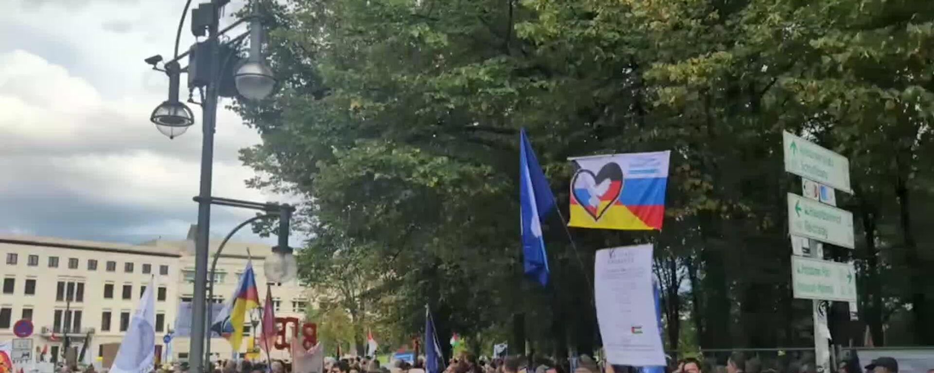 🪧 Milhares de manifestantes protestam em Berlim contra envolvimento alemão nos conflitos na Ucrânia e Oriente Médio - Sputnik Brasil, 1920, 13.09.2025