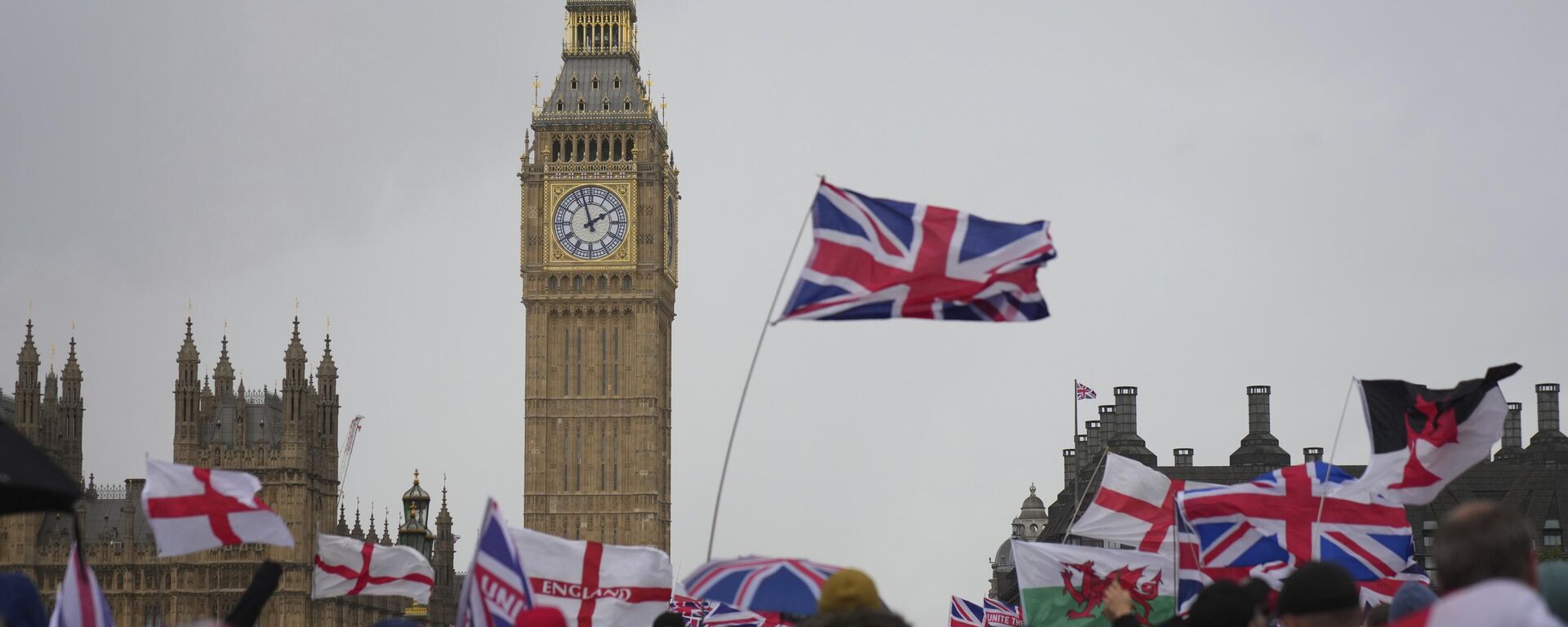 Milhares de pessoas participam de manifestação em Londres contra aceitação de migrantes de países islâmicos - Sputnik Brasil, 1920, 13.09.2025