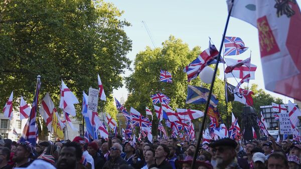 Pessoas protestam durante a marcha e manifestação Unite the Kingdom, liderada por Tommy Robinson, em Londres, 13 de setembro de 2025 - Sputnik Brasil