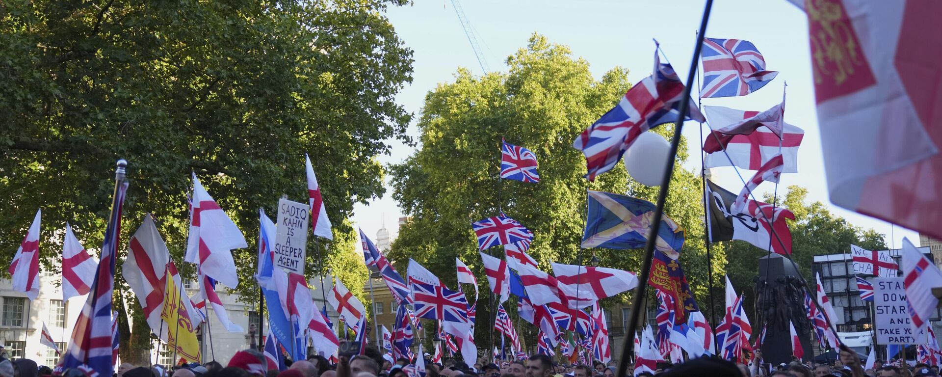 Pessoas protestam durante a marcha e manifestação Unite the Kingdom, liderada por Tommy Robinson, em Londres, 13 de setembro de 2025 - Sputnik Brasil, 1920, 14.09.2025