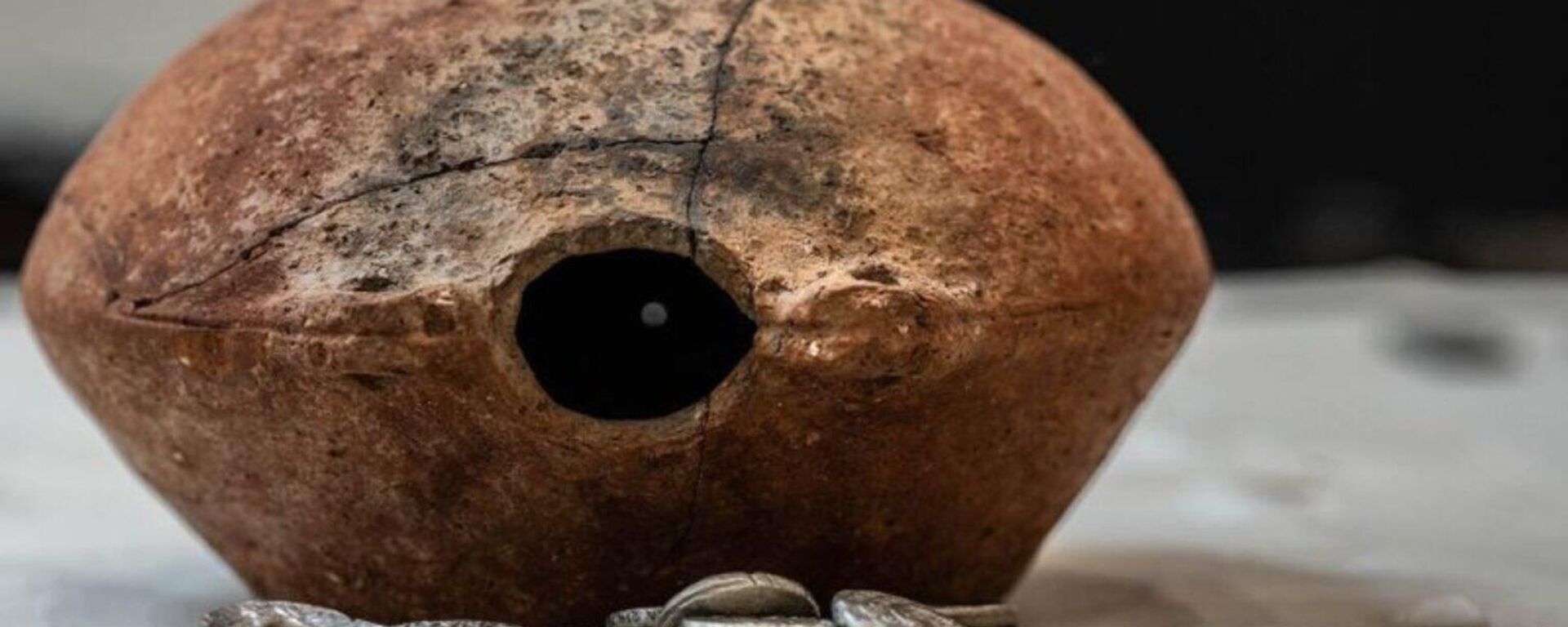 Moedas de prata de 2.300 anos encontradas dentro de vaso de cerâmica comum ligadas a Alexandre, o Grande, encontradas em Mleiha, Emirados Árabes Unidos - Sputnik Brasil, 1920, 14.09.2025