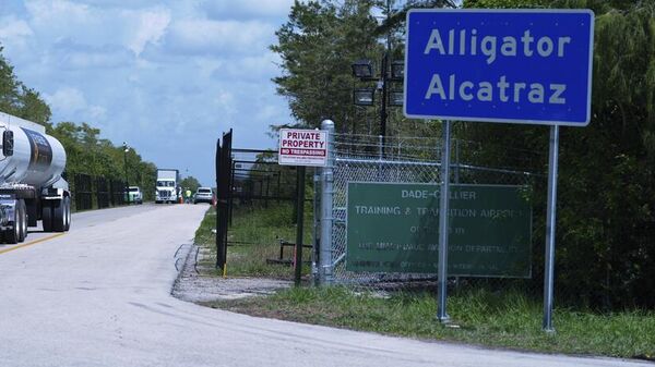 Caminhões entram e saem do centro de detenção de imigrantes Alligator Alcatraz (Alcatraz dos Jacarés), Everglades da Flórida, Condado de Collier, 28 de agosto de 2025 - Sputnik Brasil