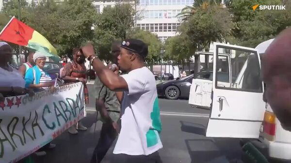 Centenas de manifestantes em Lisboa celebram 50 anos da Independência das ex-colônias africanas - Sputnik Brasil