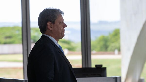 O governador de São Paulo, Tarcísio de Freitas (Republicanos), fala com a imprensa após reunião no Palácio do Planalto, Brasília, 9 de março de 2023 - Sputnik Brasil