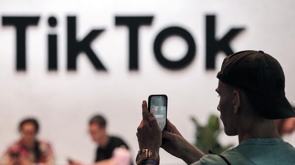 Um visitante tira uma foto nos estandes do TikTok na feira de jogos eletrônicos Gamescom, em Colônia, Alemanha, em agosto de 2022 - Sputnik Brasil