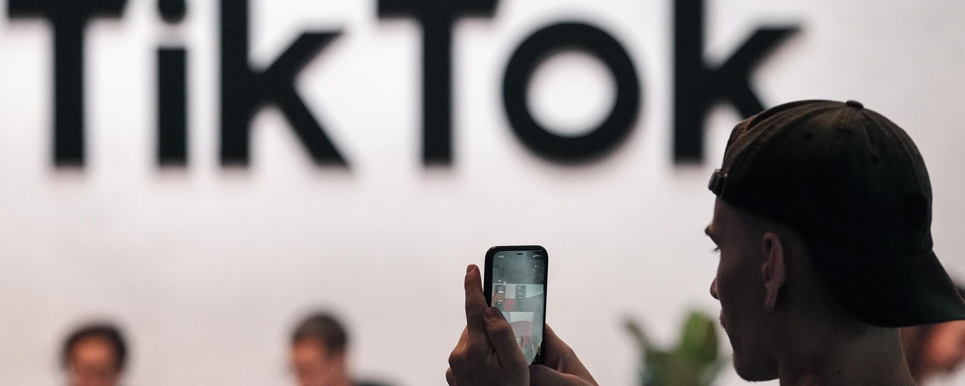 Um visitante tira uma foto nos estandes do TikTok na feira de jogos eletrônicos Gamescom, em Colônia, Alemanha, em agosto de 2022 - Sputnik Brasil, 1920, 15.09.2025