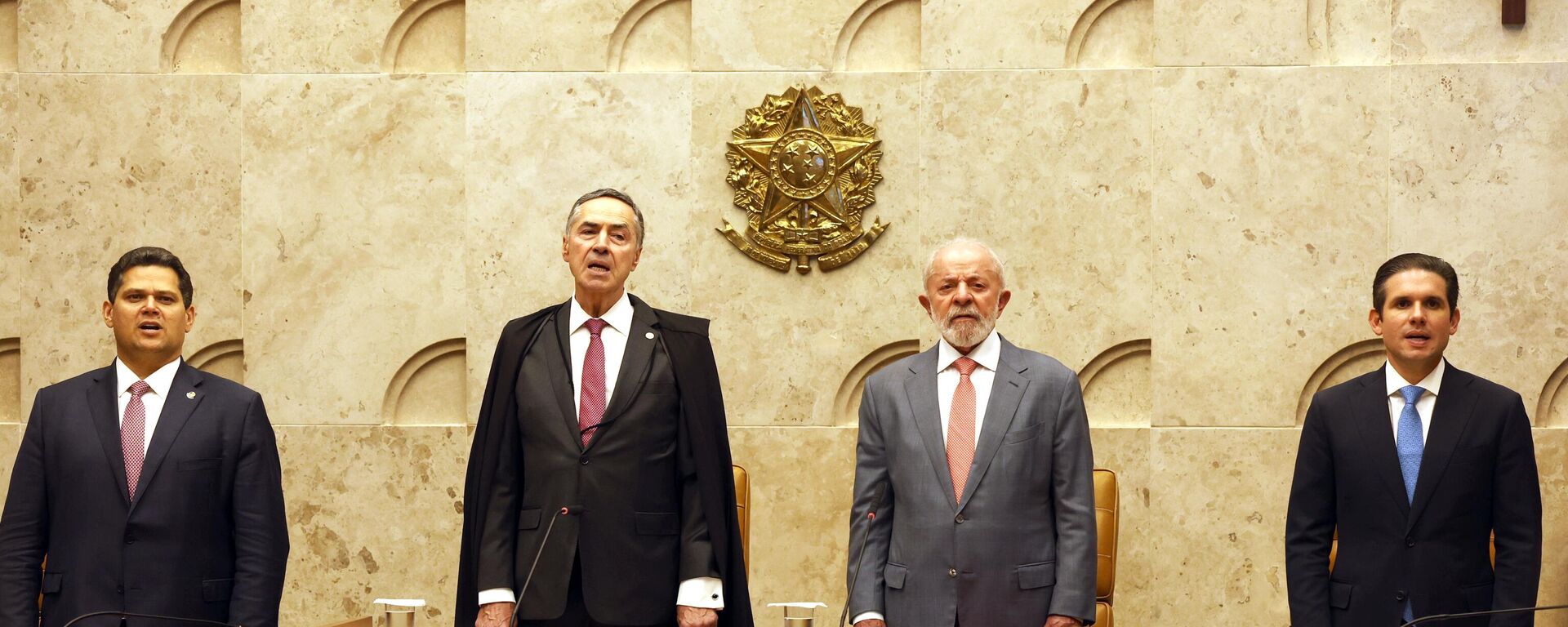 Da esquerda para a direita: presidente do Senado Federal, Davi Alcolumbre; presidente do STF, Roberto Barroso; presidente do Brasil, Luiz Inácio Lula da Silva; e o presidente da Câmara dos Deputados, Hugo Mota, durante sessão Solene de Abertura do Ano Judiciário do STF, em fevereiro de 2025 - Sputnik Brasil, 1920, 15.09.2025