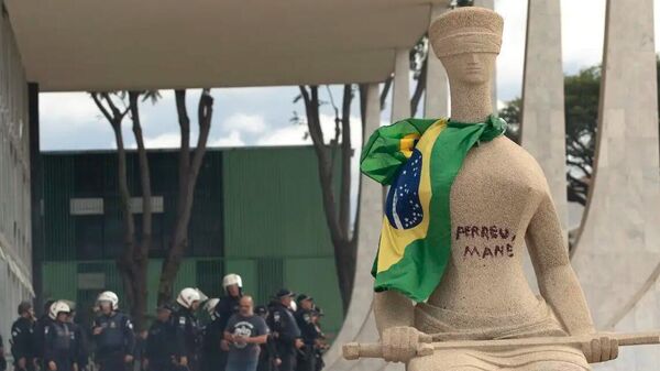 Estátua A Justiça foi vandalizada durante os atos golpistas do 8 de Janeiro, em Brasília (DF) - Sputnik Brasil