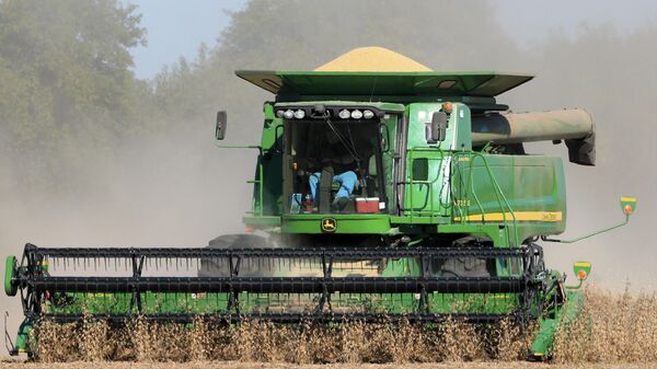 Máquina agrícola atua na colheita de soja no Meio-Oeste dos Estados Unidos, em outubro de 2015 - Sputnik Brasil