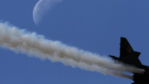 Caça sobrevoa céu em ensaio aéreo - Sputnik Brasil